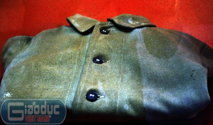 Chiếc áo thu được của địch này đã được Đại tướng sử dụng, sau trao lại cho một đội viên đội Việt Nam Tuyên truyền Giải phóng quân năm 1945.